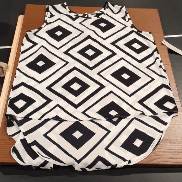 Larry Levine Tops - NWT MULTIPRINT B&W SQUARES TOP.  L